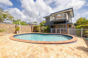 Spacious Family Home w Pool - Central Location
